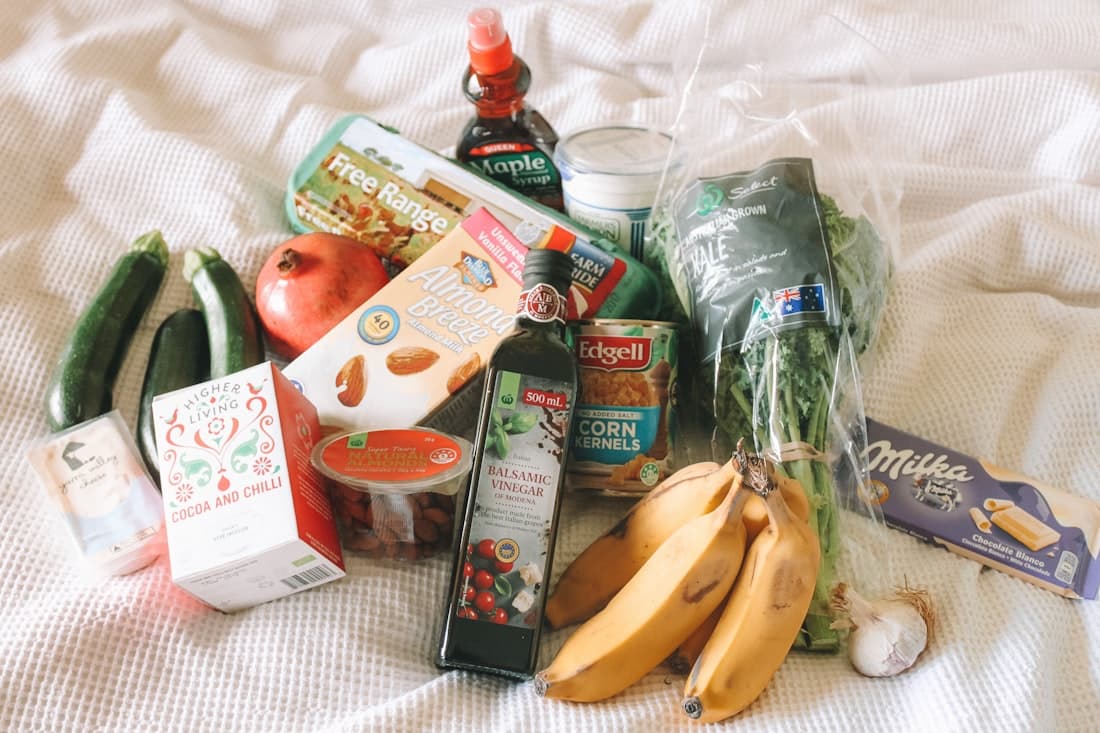 Compras do mercado sobre a mesa de casa